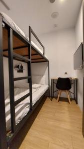 2 Giường Tầng Có Phòng Tắm Chung (Không Có Cửa Sổ) (2 Bunk-Bed with Shared Bathroom (No Window))