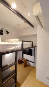 Phòng giường đơn - Phòng tắm chung (Single Room - Shared Bathroom)