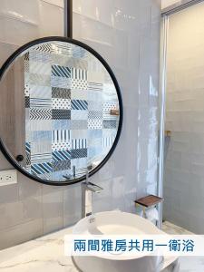 Phòng Giường Đôi/ 2 Giường Đơn với Phòng tắm Chung (Double or Twin Room with Shared Bathroom)