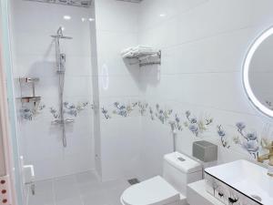 Phòng Loại Sang Giường Đôi Có Ban Công Và Hướng Núi (Deluxe Double Room with Balcony and Mountain view)