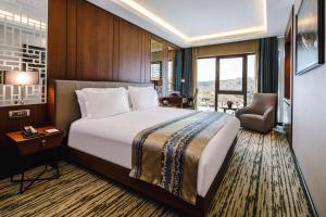 Deluxe Double Room with Sea View room in Clarion Hotel Istanbul Golden Horn