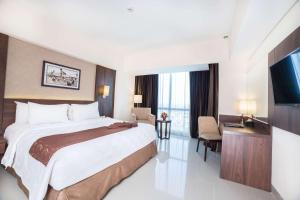 1 Queen Bed, Non-Smoking, Deluxe Room, Wi-Fi, Shower, City View