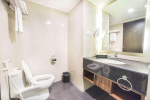2 Single Beds, Non-Smoking, Deluxe Room, City View, Safe Deposit Box, Wi-Fi, Shower