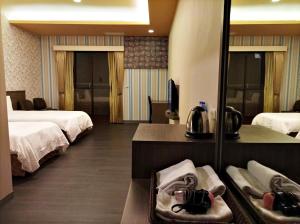 Phòng 2 Giường Đơn Nhìn Ra Thành Phố (Twin Room with City View)
