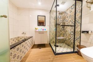 Phòng 4 Người Có Bồn Tắm (Quadruple Room with Bath)