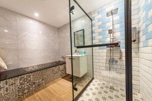 Phòng 4 Người Có Bồn Tắm (Quadruple Room with Bath)