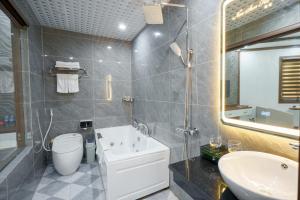 Junior Suite có Bồn tắm Nước nóng Nhiều người (Junior Suite with Hot Tub)