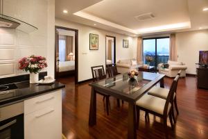 Căn Hộ 3 Phòng Ngủ Có Ban Công (Three Bedroom Apartment with Balcony)
