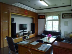 Phòng Gia đình nhìn ra Núi (Family Room with Mountain View)