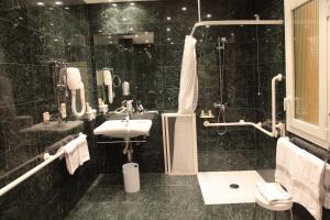Double or Twin Room - Disability Access room in Hotel Atlántico
