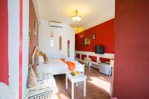 Phòng Deluxe Giường Đôi Với Ban Công và Tầm Nhìn Ra Biển (Deluxe Double Room with Balcony and Sea View)