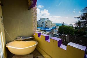 Phòng Deluxe Giường Đôi Với Ban Công và Tầm Nhìn Ra Biển (Deluxe Double Room with Balcony and Sea View)