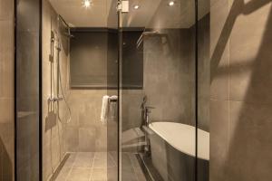 Phòng Đôi Loại Sang có Bồn Tắm (Deluxe Double Room with Bathtub)