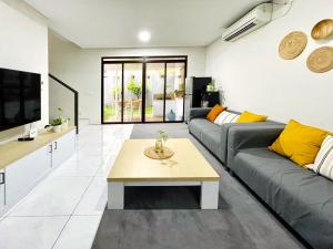 Nhà 3 Phòng Ngủ (Three-Bedroom House)