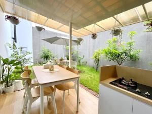 Nhà 3 Phòng Ngủ (Three-Bedroom House)