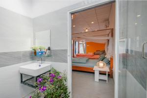 Phòng gia đình với phòng tắm riêng. (Family Room with Private Bathroom)