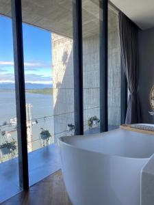 Suite Giường Đôi Có Sân Hiên – Cấm Hút Thuốc (Double Suite with Terrace - Non-Smoking)
