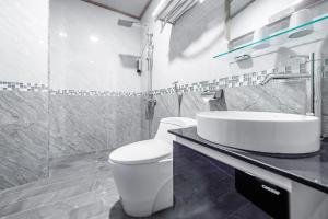 Phòng Gia Đình Hướng Hồ (Lake View Family Room)