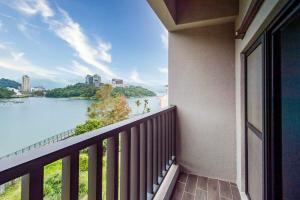 Phòng Gia Đình Hướng Hồ (Lake View Family Room)