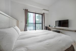 Phòng đôi hướng thành phố có ban công (City View Double Room with Balcony)