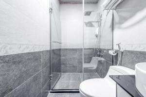 Phòng Đôi Loại Sang Hướng Thành Phố có Ban Công (Deluxe City View Double Room with Balcony)