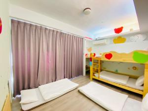 Phòng 4 Người Có Phòng Tắm Chung (Quadruple Room with Shared Bathroom)