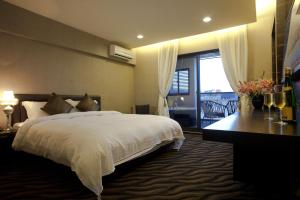 Phòng có giường Queen (Room with Queen Bed)