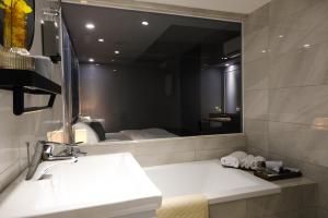 Phòng giường đôi không có cửa sổ (Double Room without Window)