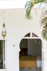 Suite Nhìn ra Hồ bơi (Suite with Pool View)