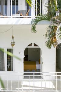 Suite Nhìn ra Hồ bơi (Suite with Pool View)
