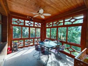 Phòng Gia đình nhìn ra Núi (Family Room with Mountain View)