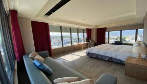 Elegance Surround View Room