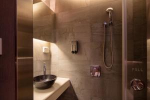 Phòng giường đơn Có phòng tắm vòi sen (Không có cửa sổ) (Single Bed with Shower (No window))