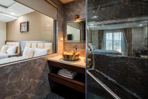 Phòng gia đình có ban công (Family Room with Balcony)