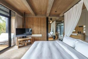 Double Room with Mountain View and Bath