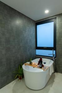 Suite Nhỏ Hướng Đại Dương có 1 Giường Lớn và Lối Vào Bể Bơi (Junior Suite Ocean View with 1 King Bed)