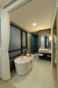 Suite Hướng Thành Phố (City View Suite)