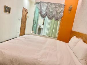 Phòng Giường Đôi Lớn Loại Sang (Deluxe Queen Room)