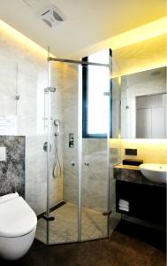 Room for 3 people (Room for 3 People)