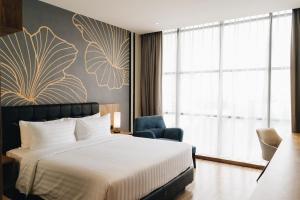 Phòng Loại Sang Giường Lớn – Hút Thuốc (Deluxe King Room - Smoking)