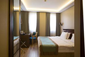 Deluxe Room with City View room in Semsan Hotel