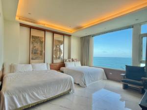 Phòng Deluxe 2 Giường Đơn Nhìn Ra Biển (Deluxe Twin Room with Sea View)