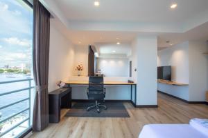 Suite Thương Gia (Business Suite Room)