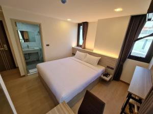 Phòng Deluxe Giường Đôi Có Vòi Sen (Deluxe Double Room with Shower)