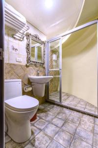 Phòng gia đình với phòng tắm riêng. (Family Room with Private Bathroom)