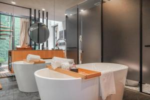 Phòng có giường cỡ King nhìn ra cảnh núi non (King Room with Mountain View)