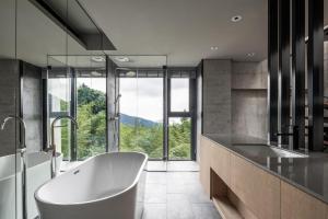 Phòng có giường cỡ King nhìn ra cảnh núi non (King Room with Mountain View)