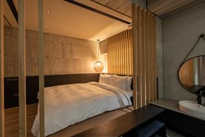 Phòng Deluxe Giường Đôi Có Vòi Sen (Deluxe Double Room with Shower)