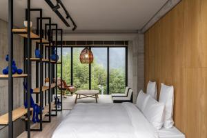 Suite có giường cỡ King với ban công (King Suite with Balcony)