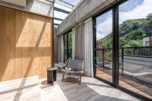 Suite có giường cỡ King với ban công (King Suite with Balcony)